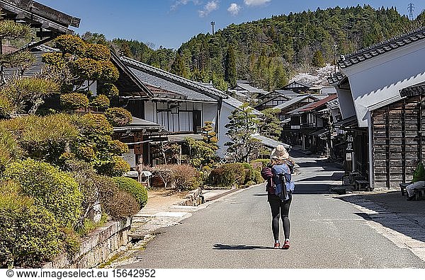 Hiker on the Nakasend? path (??? Central Mountain Route)  old village on the Nakasend? road  traditional houses  Tsumago-juku  Kiso Valley  Japan  Asia