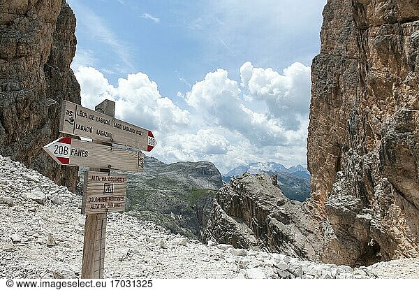 Hiking trail between rock faces  hiking sign on the Dolomites High Altitude Trail 1  Fanes  Lagazuoi  Forcela di Lech (2486 m)  Dolomites  South Tyrol  Alto Adige  Trentino-Alto Adige  Italy  Europe