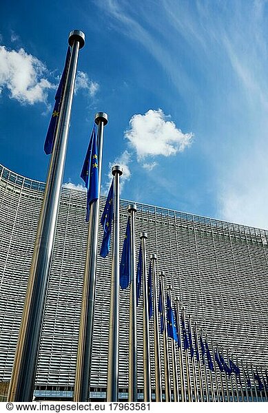 Hilflos hängende EU-Fahnen der Europäischen Union mit dem Gebäude der Europäischen Kommission im Hintergrund. Brussles  Belgien  Europa