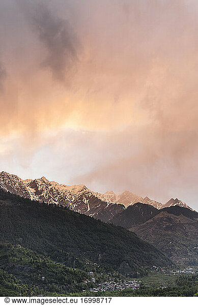 Himalaya-Gipfel bei bewölktem Sonnenuntergang