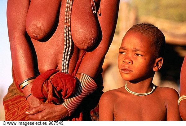 Himba Boy mit seiner Mutter. Kaokoveld. Namibia.