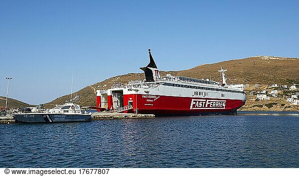 Himmel blau  Fähre entlädt  rot-weiße Fähre  Fast Ferries  Boot der Küstenwache  wolkenlos  Meer blau  Gavrio  Insel Andros  Kykladen  Griechenland  Europa