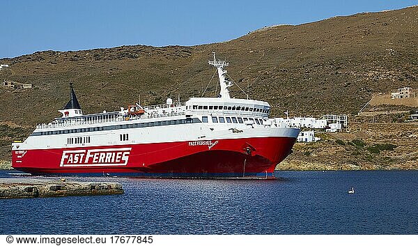Himmel blau  Fähre legt an  rot-weiße Fähre  Fast Ferries  wolkenlos  Meer blau  Fähre  Schwan  Gavrio  Insel Andros  Kykladen  Griechenland  Europa