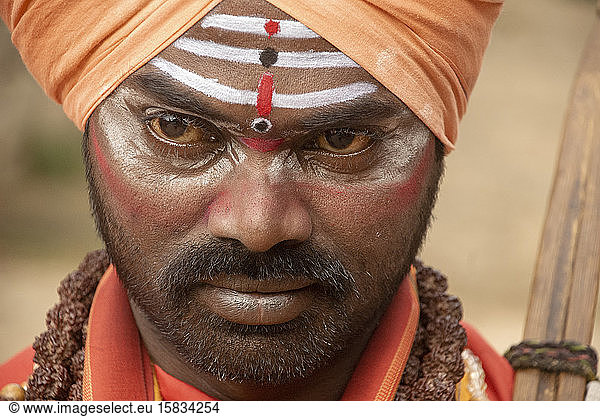 Hinduistischer Straßenmagier mit traditionellen Gewändern