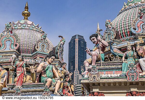 Hindutempel in Singapur mit Wolkenkratzer im Hintergrund veranschaulicht das Gleichgewicht zwischen religiöser Tradition und modernem Leben