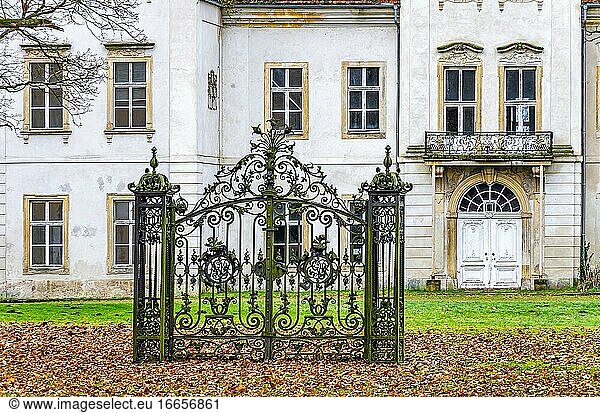 Hinter verschlossenen Toren - ein altes  verlassenes und verfallenes Herrenhaus  Gut Ivenack  Mecklenburg-Pommern  Deutschland.