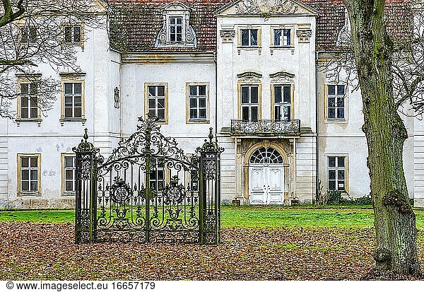 Hinter verschlossenen Toren - ein altes  verlassenes und verfallenes Herrenhaus  Gut Ivenack  Mecklenburg-Pommern  Deutschland.