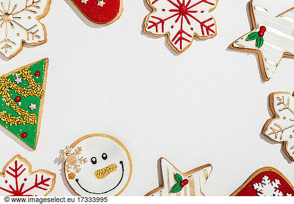 Hintergrund mit verschiedenen Weihnachtsplätzchen flach gegen weißen Hintergrund gelegt