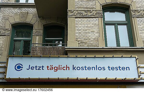 Hinweis an einer Hausfassade auf kostenlos Coronatests  Hamburg  Deutschland  Europa