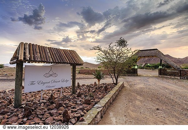 Hinweisschild  Einfahrt zur Lodge  The Elegant Desert Lodge  bei Sesrim  Namibia  Afrika