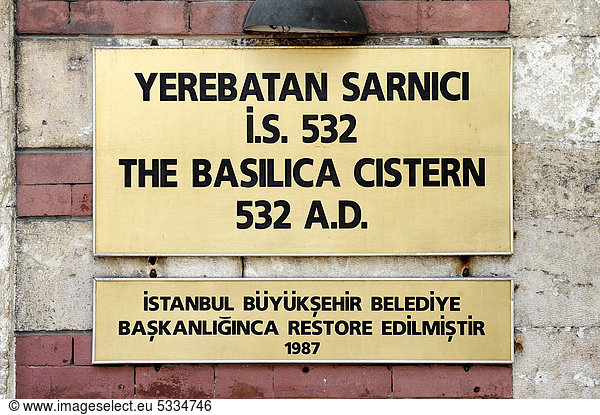 Hinweisschild  unterirdische Zisterne  Yerebatan Sarayi oder Cisterna Basilica  Binbirdirek Sarnici  Istanbul  Türkei