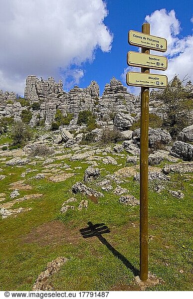 Hinweisschilder  Jura-Kalksteine  Naturpark El Torcal de Antequera  Provinz Malaga  Andalusien  Spanien  Europa