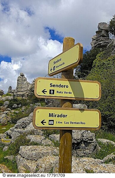 Hinweisschilder  Jura-Kalksteine  Naturpark El Torcal de Antequera  Provinz Malaga  Andalusien  Spanien  Europa