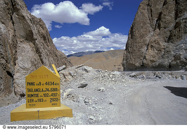 Hinweistafel mit Entfernungen und Höhenangaben  Manali-Leh-Highway  bei Pang  Ladakh  indischer Himalaya  Jammu und Kaschmir  Nordindien  Indien  Asien