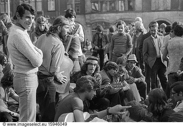 Hippies machen Musik auf dem Dam Platz  1970er Jahre  Amsterdam  Niederlande  Europa