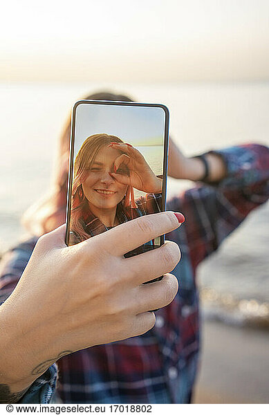 Hipster-Frau macht Selfie am Strand