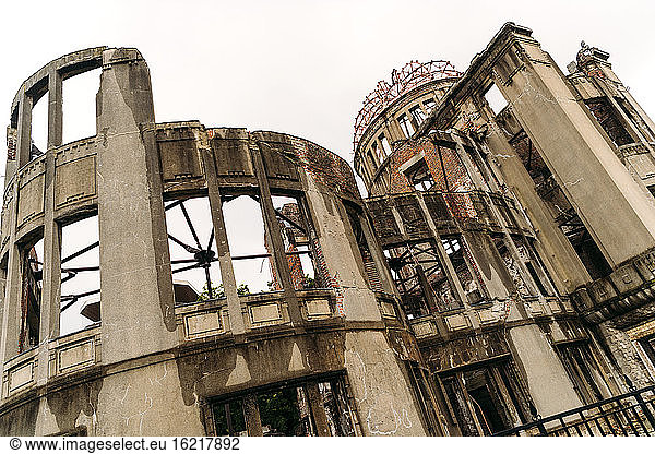 Hiroshima-Friedensdenkmal bei klarem Himmel  Japan