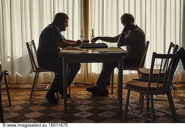 Hirtshals  Dänemark Ein älteres Ehepaar spielt in seinem Sommerhaus ein Brettspiel.