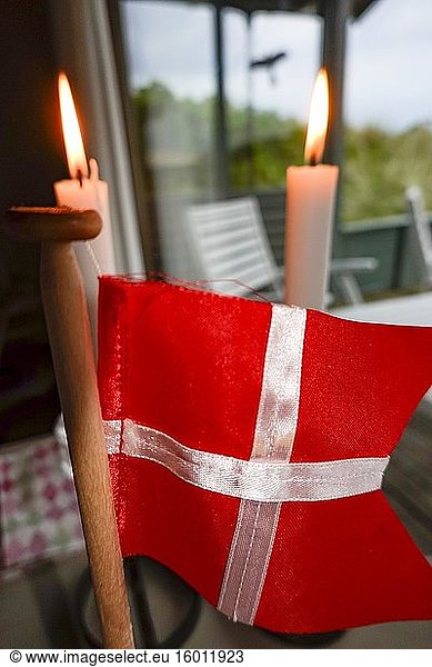 Hirtshals  Dänemark Eine dänische Flagge auf einem Esstisch mit Kerzen.
