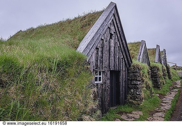 Historische Bauernhofgebäude im Keldur Turf House Museum im Süden Islands.
