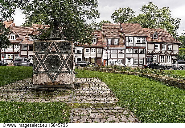 Historische Fachwerkhäuser mit jüdischem Denkmal in Hildesheim