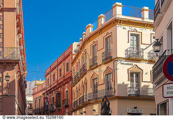 Historische Gebäude im alten Stadtzentrum mit einer Statue einer Flamenco-Tänzerin  Sevilla  Spanien