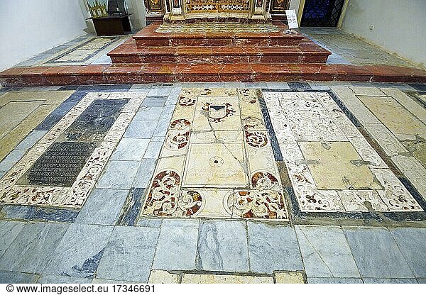 Historische Grabplatten der Chiesa Madre oder Duomo dell'Assunta  Bergdorf Erice  Sizilien  Italien  Europa