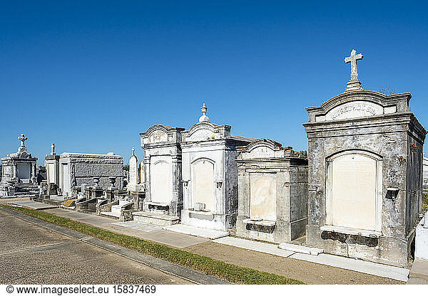 Historische oberirdische Gräber auf dem Greenwood-Friedhof  New Orleans  Louisiana  Vereinigte Staaten
