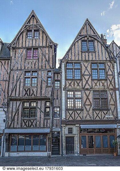 Historische Sehenswürdigkeit Fachwerkhäuser am Place Plumereau in der Altstadt  Tours  Département Inde-et-Loire  Région Centre  Frankreich  Europa