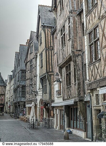 Historische Sehenswürdigkeit Fachwerkhäuser am Place Plumereau in der Altstadt  Tours  Département Inde-et-Loire  Région Centre  Frankreich  Europa