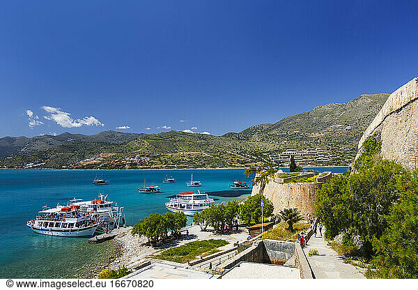 Historische Stätte der Insel Spinalonga an einem sonnigen Frühlingstag  Kreta