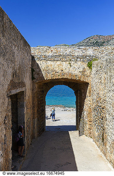 Historische Stätte der Insel Spinalonga an einem sonnigen Frühlingstag  Kreta