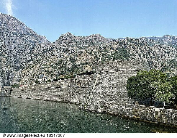 Historische Stadtmauer von Kotor  Altstadt  Bucht von Kotor  Adria  Mittelmeer  Weltnaturerbe und Weltkulturerbe  Kotor  Montenegro  Europa