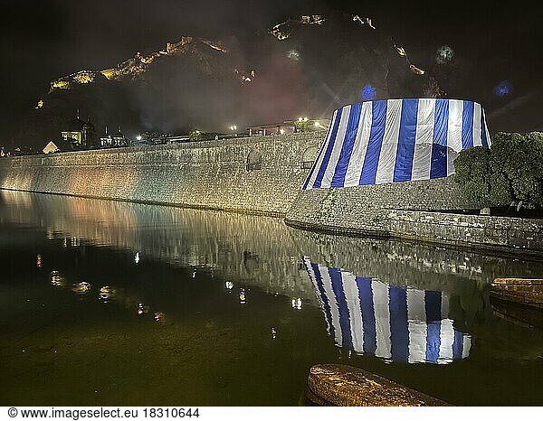 Historische Stadtmauer von Kotor  Altstadt  nachts  Bucht von Kotor  Adria  Mittelmeer  Weltnaturerbe und Weltkulturerbe  Kotor  Montenegro  Europa