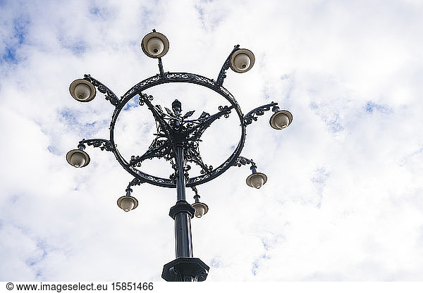 Historische  verzierte Lichtsäule in Budapest