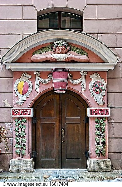 Historischer Eingang zu einem Weinkeller in der Altstadt von Dresden  Sachsen  Deutschland.