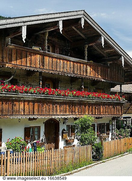Historisches Bauernhaus im typischen Stil des Chiemgaus. Dorf Sachrang im Chiemgau in den bayerischen Alpen. Europa  Deutschland  Bayern.