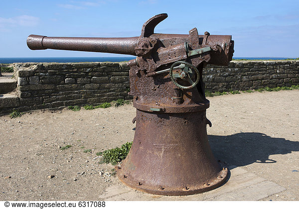 Historisches Geschütz  95 mm-Kanone  Küstenmodell 1888  ehemaliges Fort am Kap Pointe de St. Mathieu  hinten der Atlantik  DÈpartement FinistËre  Bretagne  Frankreich  Europa