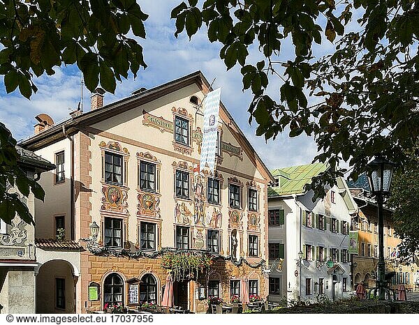 Historisches Hotel Zum Rassen. Die Altstadt von Partenkirchen in Garmisch-Partenkirchen. Europa  Mitteleuropa  Deutschland.
