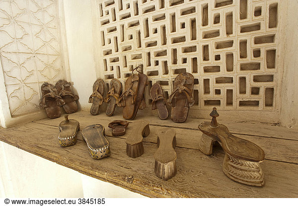 Historisches omanisches Schuhwerk  Jabrin Fort  Oman  Naher Osten