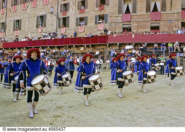 Historisches Pferderennen Palio  Trommler der Contrada des Panthers  Pantera  Piazza il Campo  Siena  Toskana  Italien  Europa