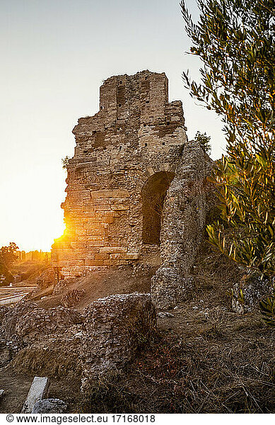 Historisches römisches Theater von Nikopolis bei Sonnenuntergang in Nikopolis  Preveza  Griechenland