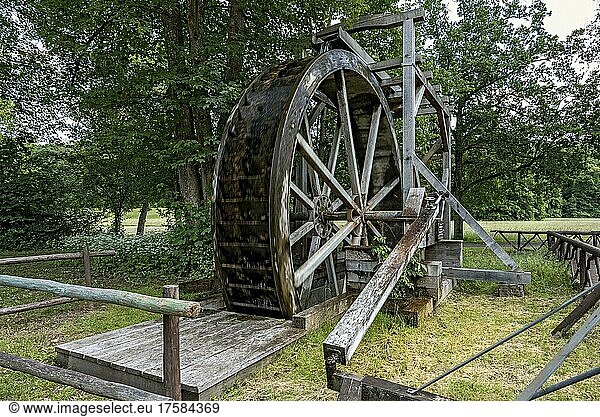 Historisches Wasserrad  Antrieb der Solepumpen  Kurpark  Kurort  Bad Salzhausen  Nidda  Wetteraukreis  Hessen  Deutschland  Europa
