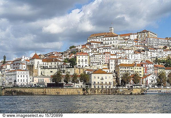 Historisches Zentrum mit Universität und Fluss Mondego  Coimbra  Portugal  Europa