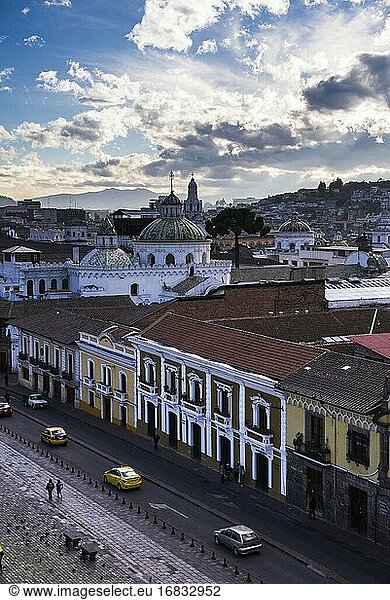 Historisches Zentrum und die Turmspitze der Kathedrale von Quito  Altstadt von Quito  Ecuador  Südamerika