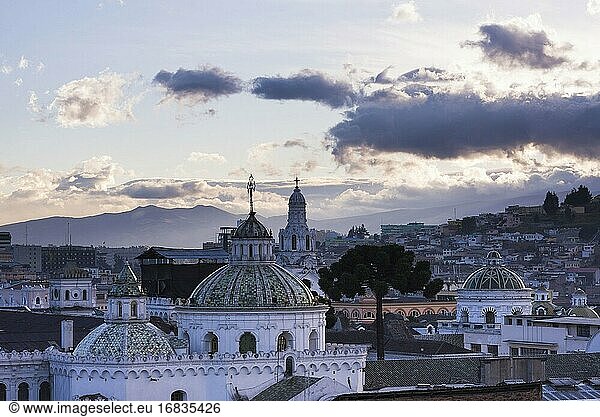 Historisches Zentrum und die Turmspitze der Kathedrale von Quito  Altstadt von Quito  Ecuador  Südamerika