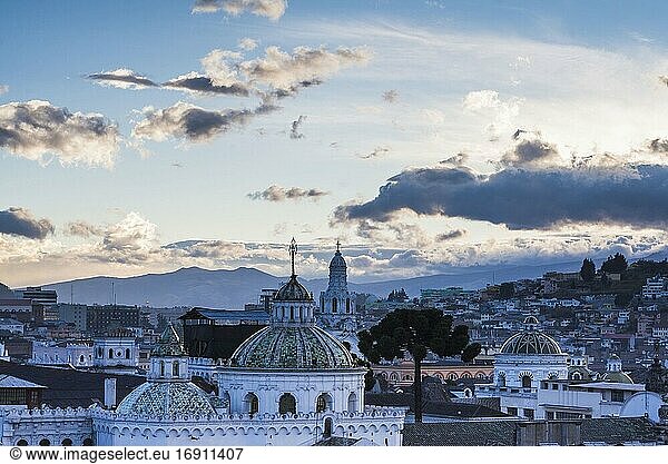 Historisches Zentrum und die Turmspitze der Kathedrale von Quito  Altstadt von Quito  Ecuador  Südamerika
