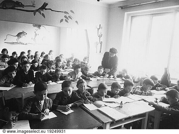 History / Germany / Jewish Life /
Post-war Period. Jewish UNRRA Camp in Berlin-Tempelhof (UNRRA = United Nations Relief and Rehabilitation Administration) for Displaced Persons: Children at lessons. Photo  September 1946 (Abraham Pisarek).