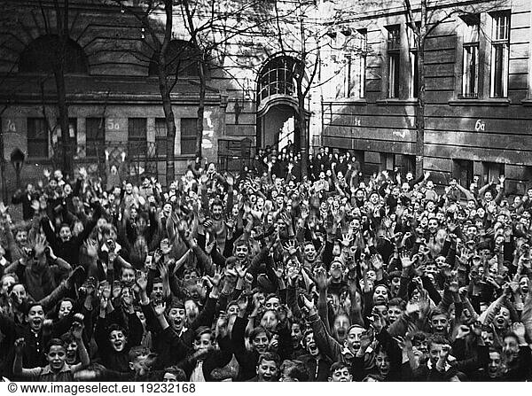 History / Germany / Jews / Photo /
Nazi era (1933–45). Middle school at Grosse Hamburger Strasse 27 in Berlin-Mitte: pupils cheering and waving in the schoolyard. Photo  Abraham Pisarek  undated (1930s).
