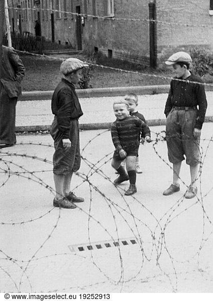 History / Germany / Jews / Post-war Period. Jewish UNRRA camp in Berlin-Tempelhof (UNRRA= United Nations Relief and Rehabilitation Administration) for Displaced Persons: children behind barbed wire. Photo  September 1946 (Abraham Pisarek).